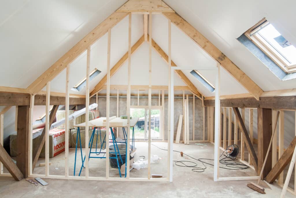 Aménagement de grenier avec ossature bois, poutres anciennes, isolant ROCKWOOL et fenêtres de toit. Chantier lumineux en cours.