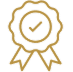 Insigne de qualité doré avec un coche au centre, symbolisant la certification, l'approbation et la garantie d'excellence.