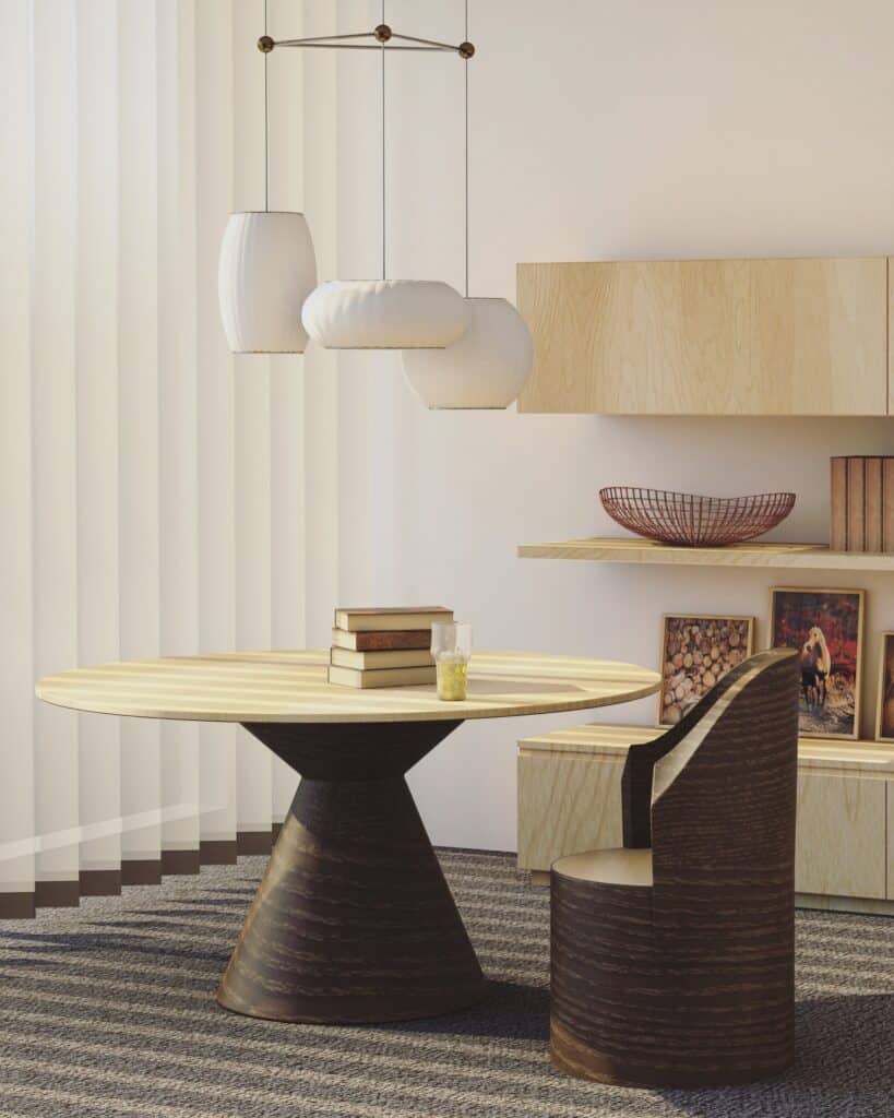 Salle à manger moderne avec table ronde en bois et chaise assortie. Trois luminaires suspendus éclairent la table. Étagères murales décorées de livres, d'un bol et d'encadrements. Stores verticaux et tapis texturé.